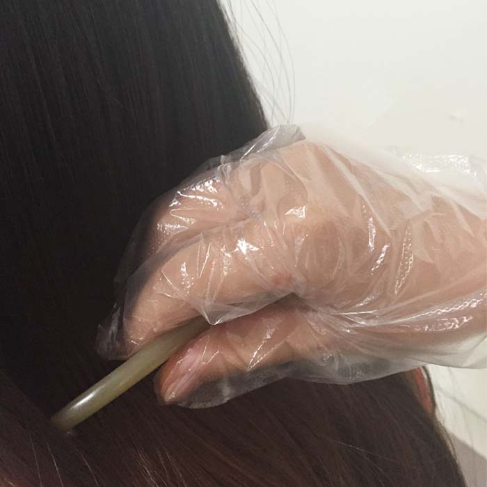 قفازات بولي إيثيلين لصبغ الشعر يمكن التخلص منها